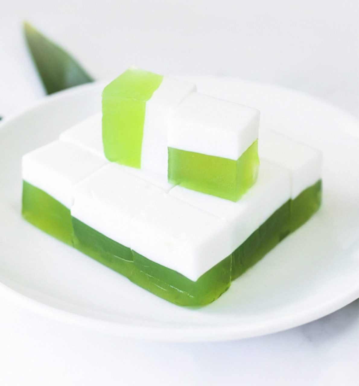 วุ้นใบเตยกะทิ (Pandan-Coconut Milk Pudding) ขนมไทยใบเตยแท้ หยกสด