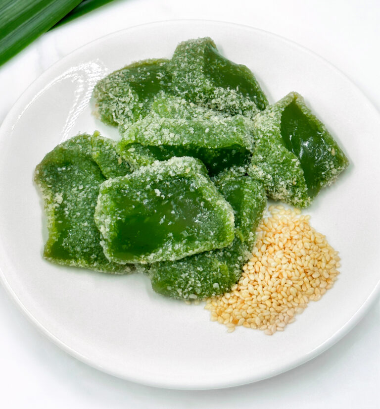 งา/อ่อน (Nga-Orn) ขนมไทยใบเตยแท้ หยกสด